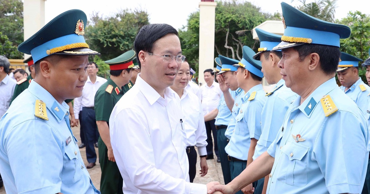 Le président Vo Van Thuong visite et travaille dans le district insulaire de Phu Quy, Binh Thuan