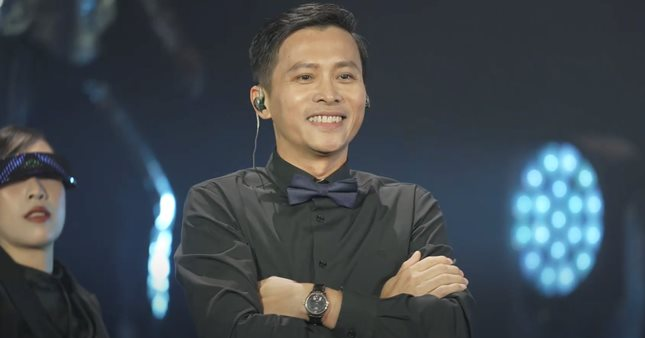 El director ejecutivo de MB, Pham Nhu Anh, revela el motivo por el que subió al escenario para cantar 'Upstairs'.