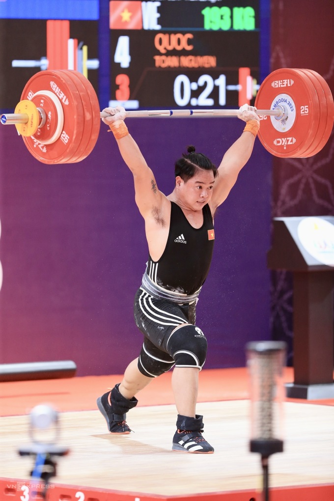 Quoc Toan a échoué au troisième épaulé-jeté avec un poids de 193 kg, mais a quand même réussi à remporter une médaille d'or et 3 records aux SEA Games. Photo : Lam Thoa