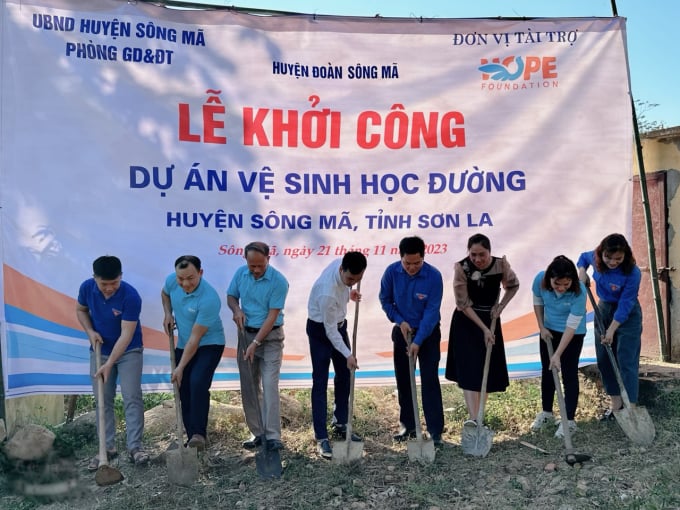 Khởi công xây dựng nhà vệ sinh tại điểm trường Trung tâm, Trường Tiểu học Nà Nghịu. Ảnh: Dương Hùng.