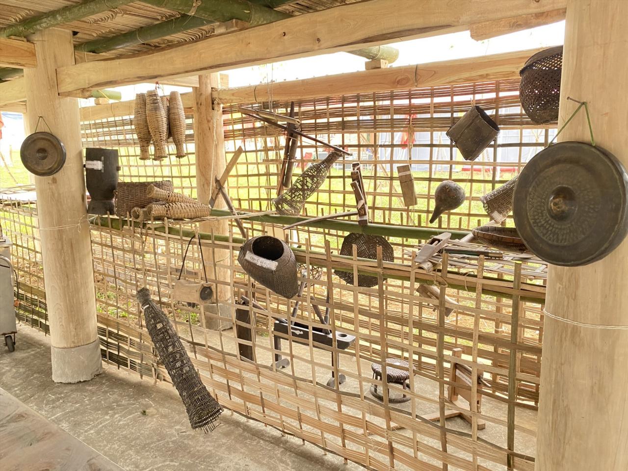 Le camp culturel du district de Tan Son présente une architecture unique avec des maisons sur pilotis au toit de chaume et des lits à eau typiques des ethnies.