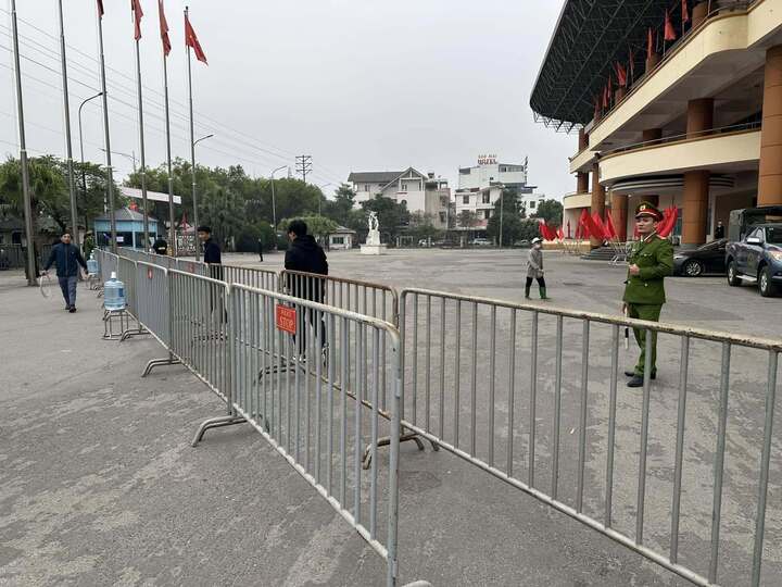 主催者は、チケットを購入するファンの流れを分断するためにバリケードを設置した。（写真：チュオン・クアン）