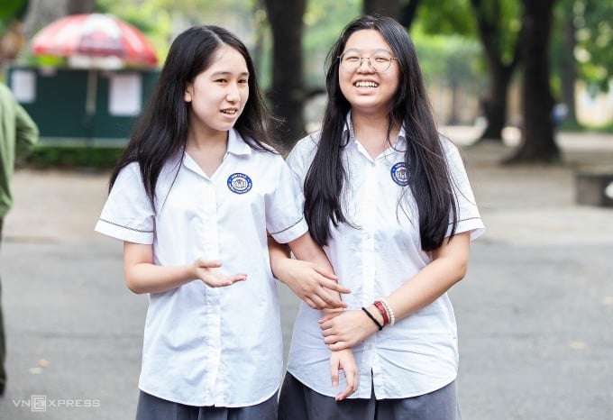 Hanoi students relax after the specialized subject exam for grade 10, afternoon of June 12. Photo: Tung Dinh