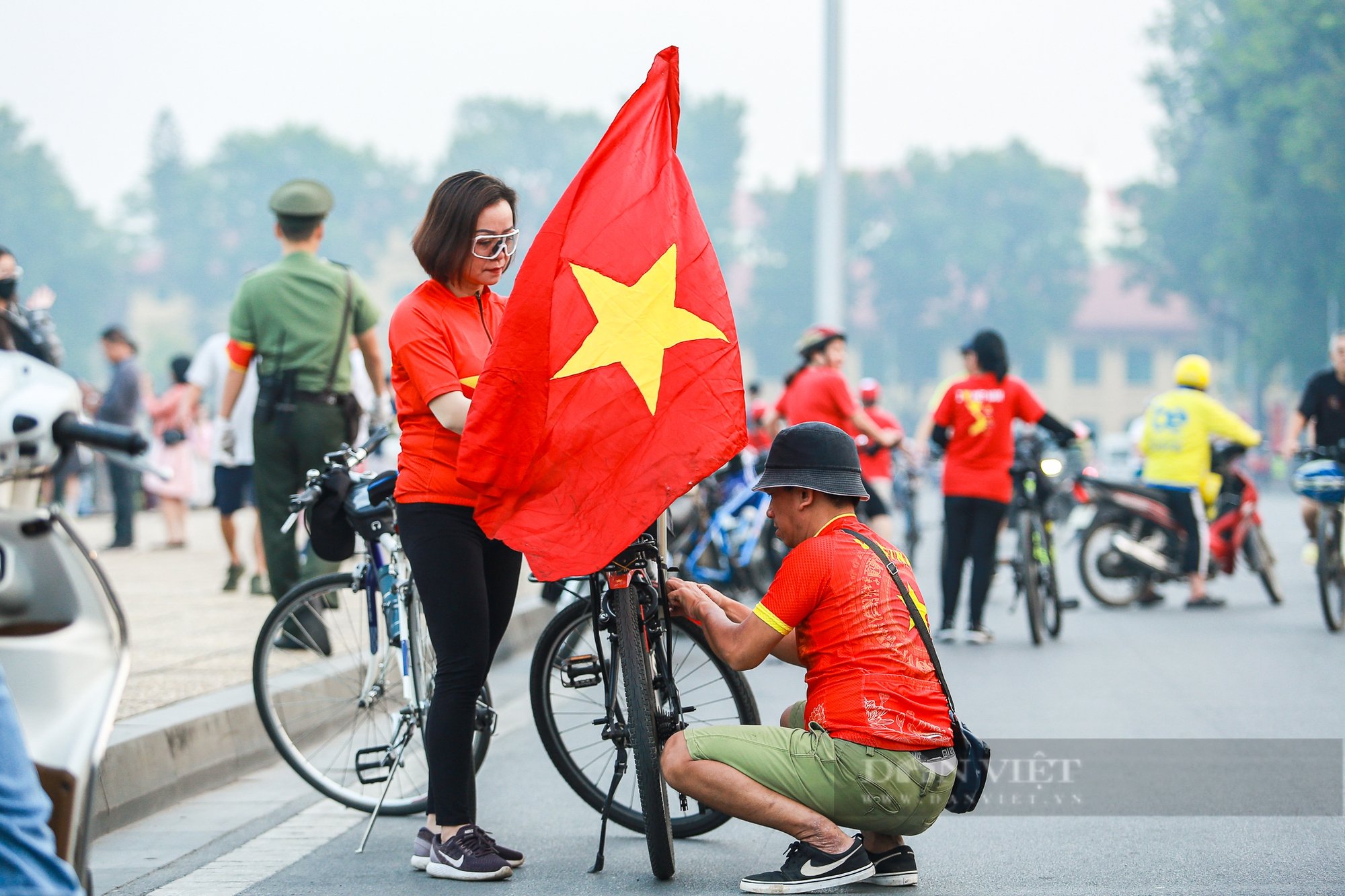 Người dân mặc áo cờ đỏ sao vàng tưng bừng xuống phố mừng kỉ niệm 70 năm ngày Giải phóng Thủ đô - Ảnh 4.