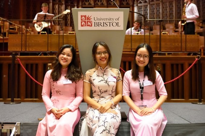 Photo de Ngoc Lan (à droite) et de deux étudiants vietnamiens publiée par la page officielle de l'Université de Bristol fin 2019. Photo : Université de Bristol