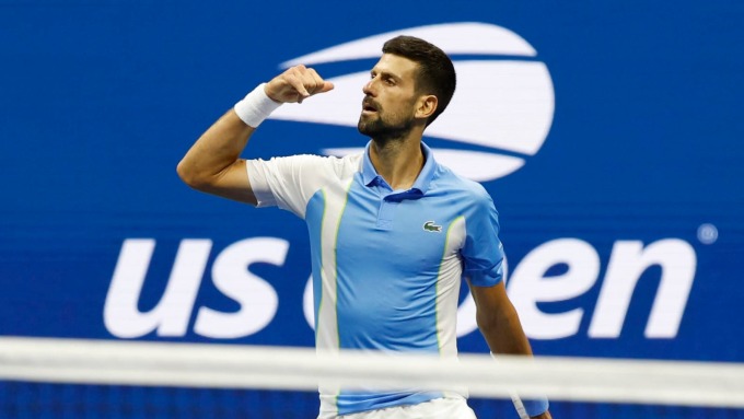 Màn mừng chiến thắng của Djokovic sau trận bán kết trên sân Arthur Ashe hôm 9/9. Ảnh: AP