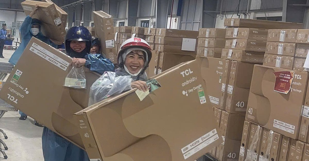 A company gave each of its 4,400 workers a TV, netizens commented 'so envious'