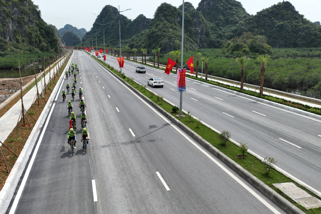 จังหวัดกวางนิญสร้างถนนชายฝั่งฮาลอง-กามฟาเสร็จสมบูรณ์เป็นถนน 6 เลน นับเป็นถนนที่สวยที่สุดในเวียดนาม