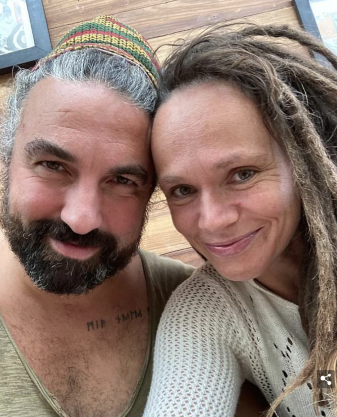 Jossi y su esposo Benni, de 43 años, emigraron de Alemania a Nicaragua. Foto: @oceanbirthmom