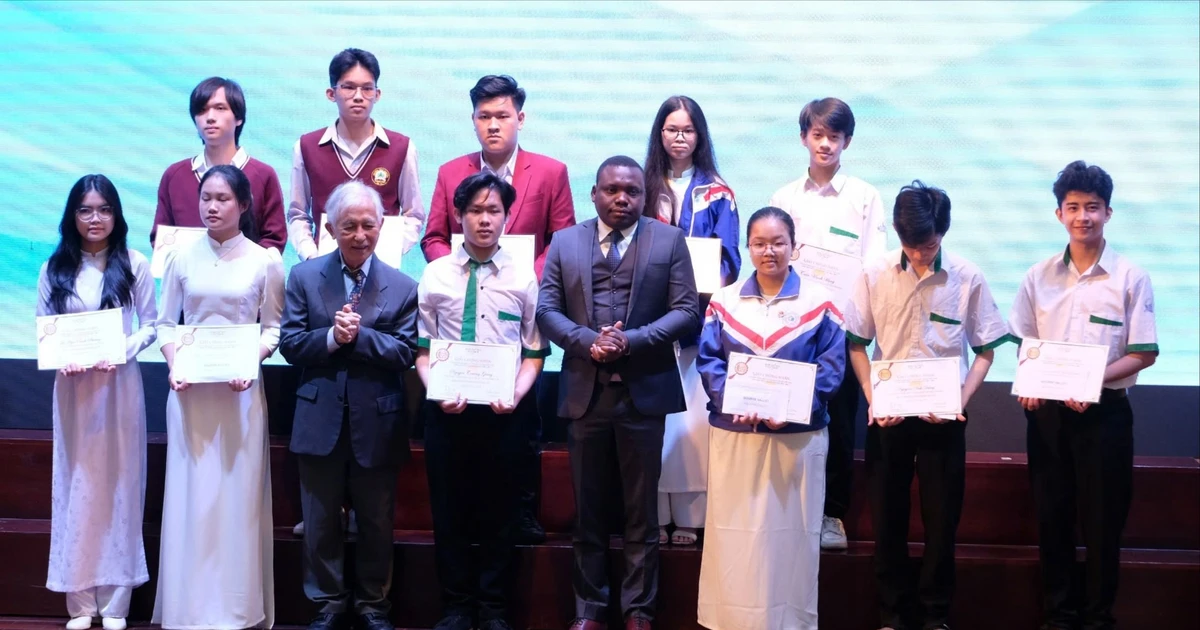 Otorgamiento de 155 becas Vallet a estudiantes de las provincias de Central Highlands, Khanh Hoa y Ninh Thuan