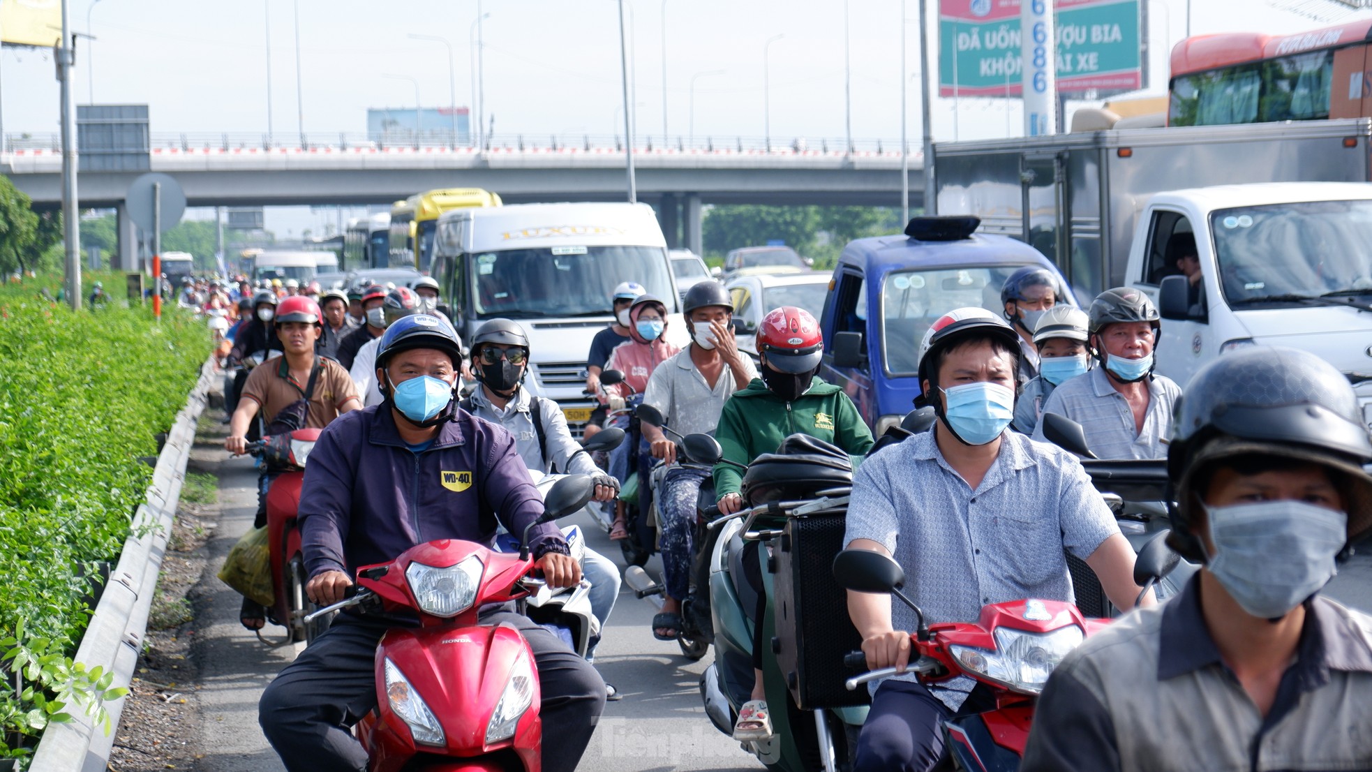 First day of September 2nd holiday: Train stations and bus stations crowded, Tan Son Nhat airport surprisingly clear photo 1