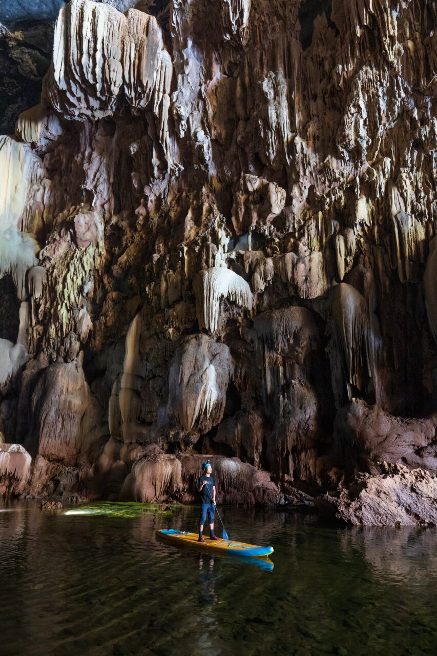 Tour thám hiểm rừng sâu hang Ba được đánh giá ở mức độ 6 (khó) đối với du khách. Tham gia hành trình kéo dài 6 ngày, anh Chiêm đã khám phá 6 hang động gồm Hang Đại Cáo, Hang Mê Cung, Hang Ba, Hang Vịnh Dài, Hang Sáng và Hang Vịnh Tròn. Tại đây, anh kịp lưu lại những hình ảnh tuyệt đẹp của loạt hang động thiên nhiên kỳ vĩ, tuyệt đẹp ở Quảng Bình.