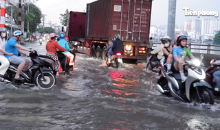 High tide reaches its peak, Ho Chi Minh City residents struggle to move amid the vast water