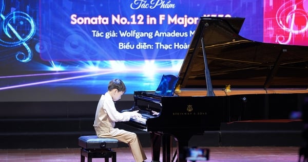 L'artiste populaire Pham Ngoc Khoi et l'artiste populaire Trung Hieu sont assis sur la « sellette » du Concours national ouvert de piano 2025