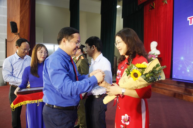 Forum passionnant d'aspiration à contribuer à l'Union provinciale de la jeunesse de Bac Giang photo 8