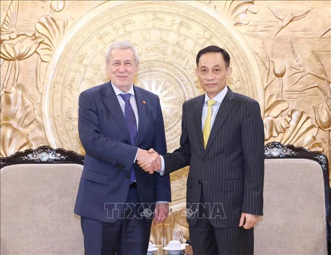 Head of the Central External Relations Commission Le Hoai Trung received Chilean Foreign Minister Alberto Van Klaveren