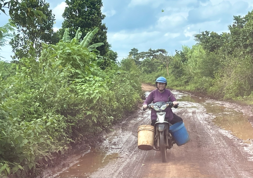 ប្រជាពលរដ្ឋ​ជួប​បញ្ហា​ដោយសារ​ទឹកជំនន់​លិច​ផ្លូវ​បណ្ដោះអាសន្ន​រូបថត ៣