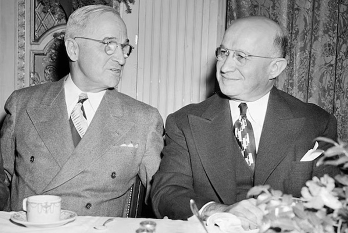 President Harry S. Truman (center) talks with longtime friend Eddie Jacobson at a dinner honoring Jacobson in Kansas City, Missouri, December 27, 1947. Photo: AP