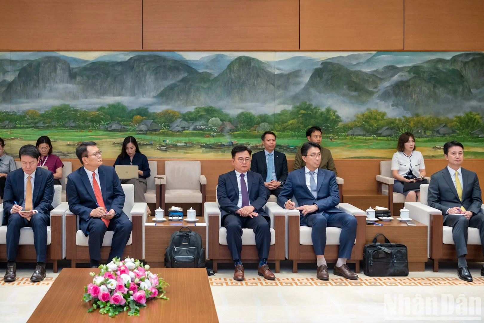 [Ảnh] Chủ tịch Quốc hội Vương Đình Huệ tiếp Chủ tịch Tập đoàn SK Hàn Quốc ảnh 3