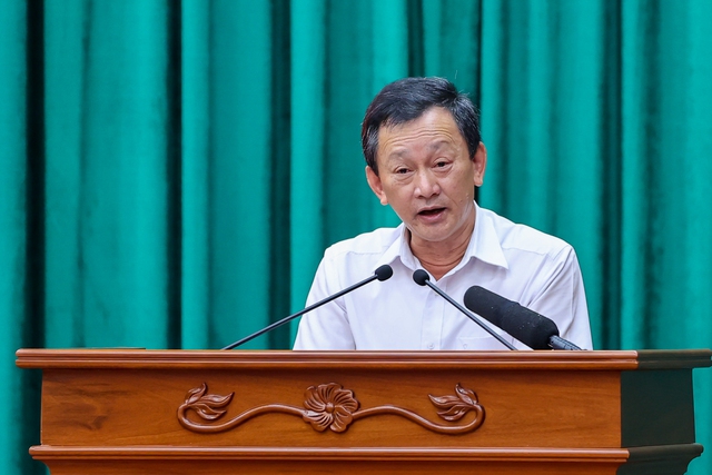 Kon Tum Provincial Party Secretary Duong Van Trang reports at the meeting. Photo: VGP