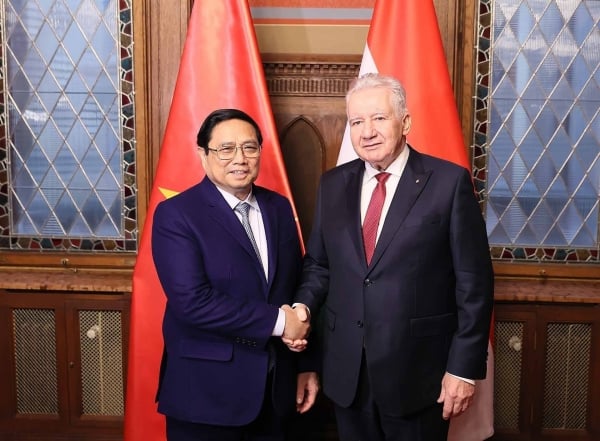 Prime Minister Pham Minh Chinh meets with Vice President of the Hungarian National Assembly