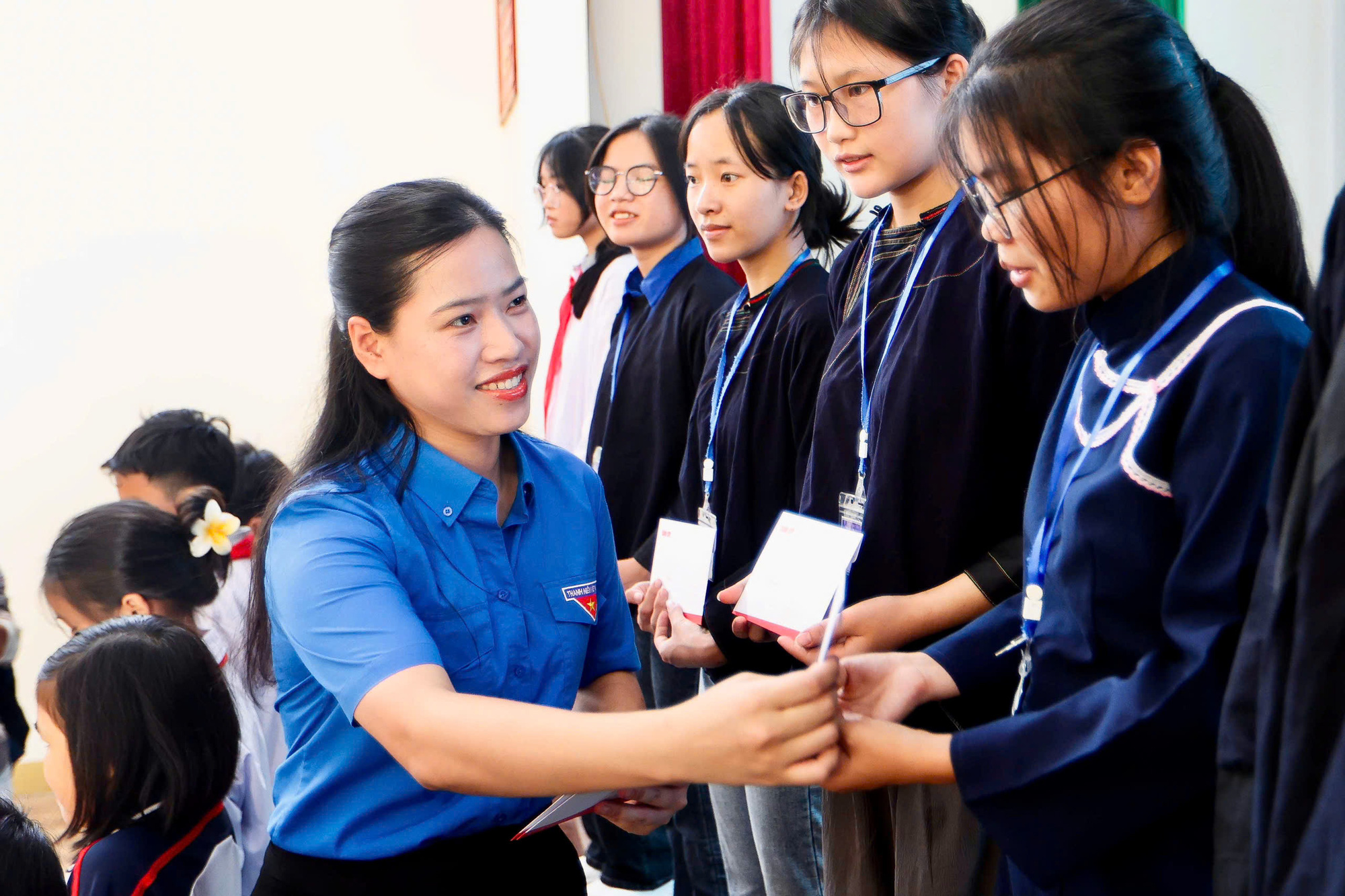 ‘Xe đạp bị mái tôn rơi vào hỏng, em mong có chiếc xe mới để hai chị em đến trường’ - Ảnh 7.