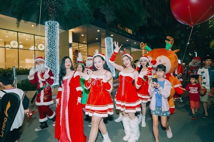 Enjoy endless fun with the Christmas-themed parade “Vincom Jingle Parade”.