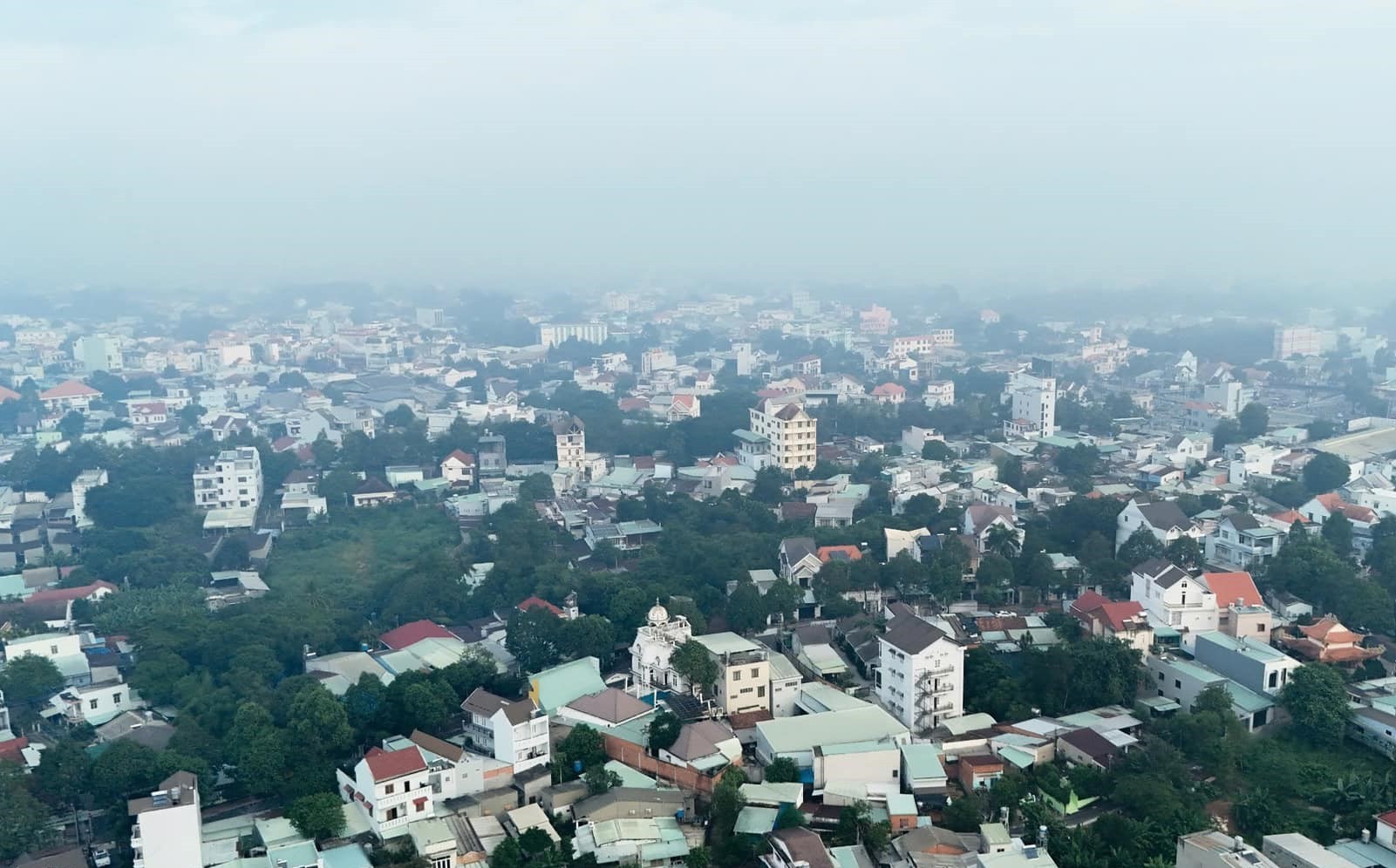 អ័ព្ទក្រាស់នៅ Binh Duong ត្រជាក់ និងអ័ព្ទដូច Da Lat រូបថត ៨