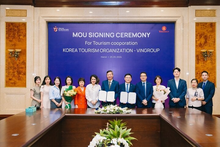 Cérémonie de signature d'un protocole d'accord entre Vingroup Corporation et l'Organisation coréenne du tourisme pour contribuer à la promotion des échanges culturels et touristiques entre le Vietnam et la Corée.