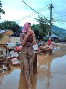 Yen Bai teacher covered in mud eating instant noodles causes a stir on social networks