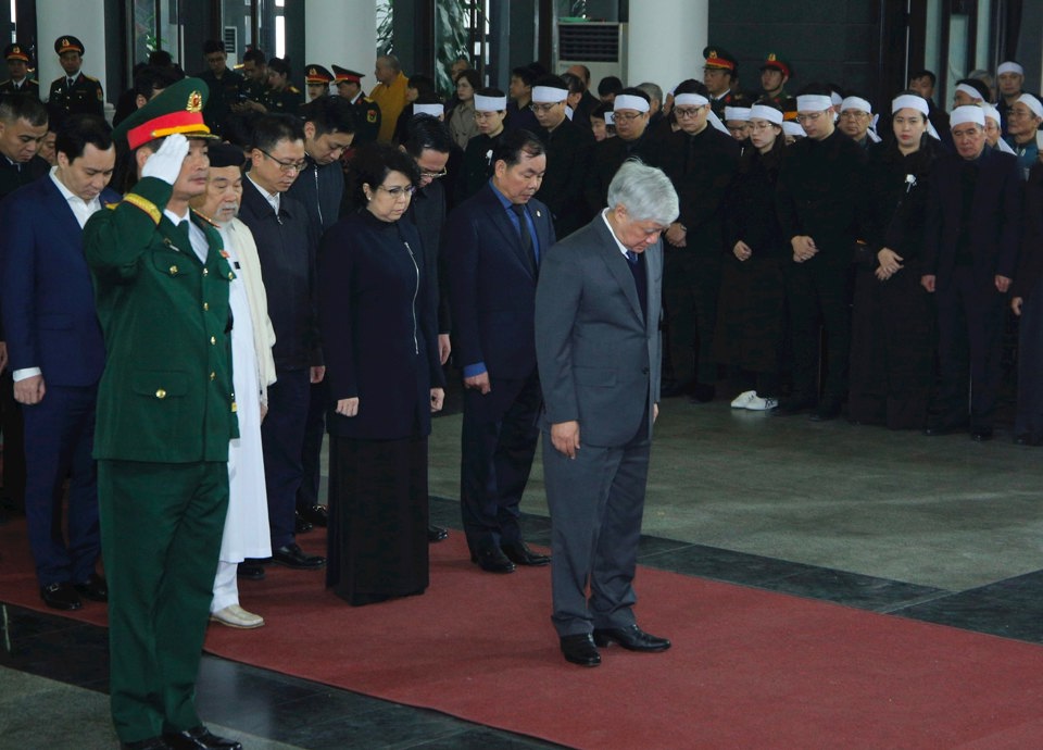 Die Delegation des Zentralkomitees der Vietnamesischen Vaterländischen Front unter der Leitung des Vorsitzenden des Zentralkomitees der Vietnamesischen Vaterländischen Front, Do Van Chien, besuchte General Nguyen Quyet. Foto: Viet Thanh 