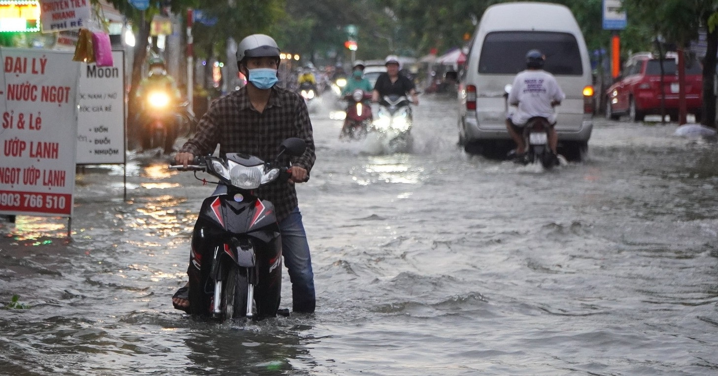 Flut am 15. Tag des 9. Mondmonats, Wasser überflutete viele zentrale Straßen von Ho-Chi-Minh-Stadt