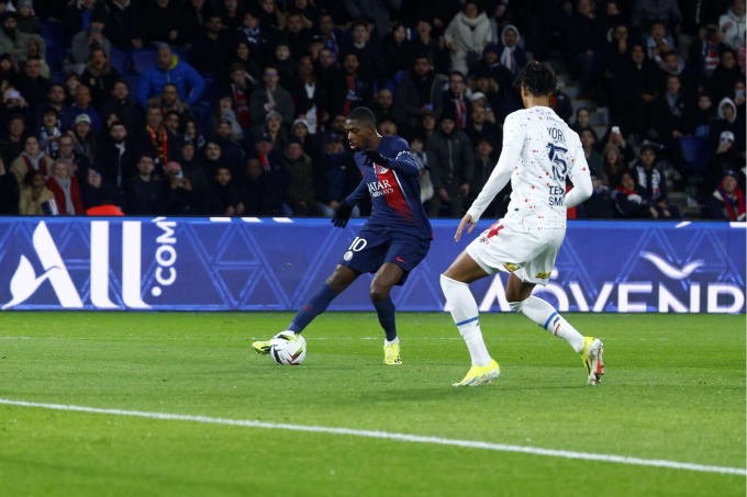 Dembele (số 10) chuyền bóng trong trận PSG hạ Lille 3-1 ngày 10/2. Ảnh: AFP