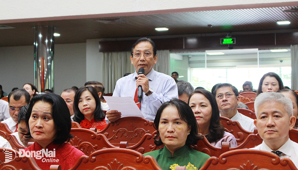 Deputy Director of Provincial Police Tran Anh Son answers questions