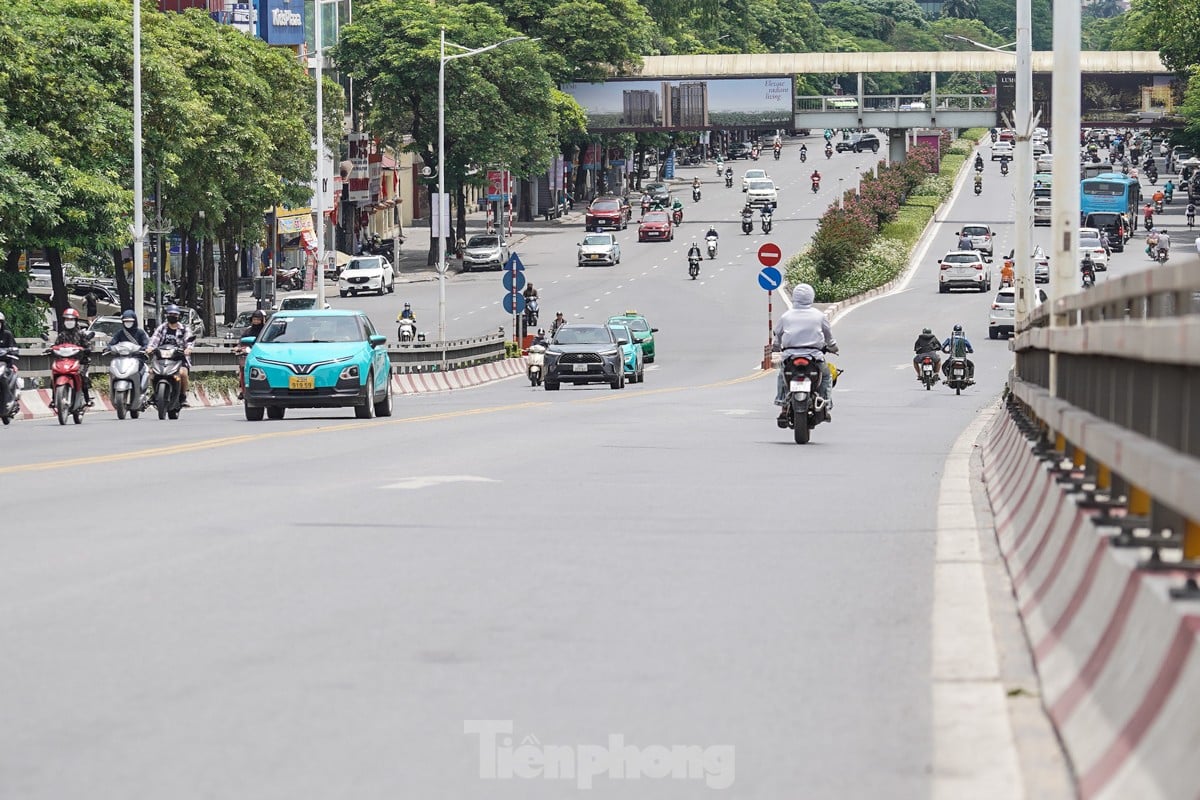 Arbeiter kämpfen unter der sengenden Sonne ums Überleben, während die Straßen in Hanoi über 50 Grad Celsius heiß sind. Foto 16