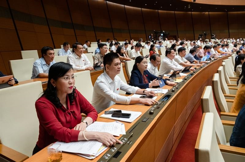 Vì sao phải áp giá trần với vé máy bay, sách giáo khoa?