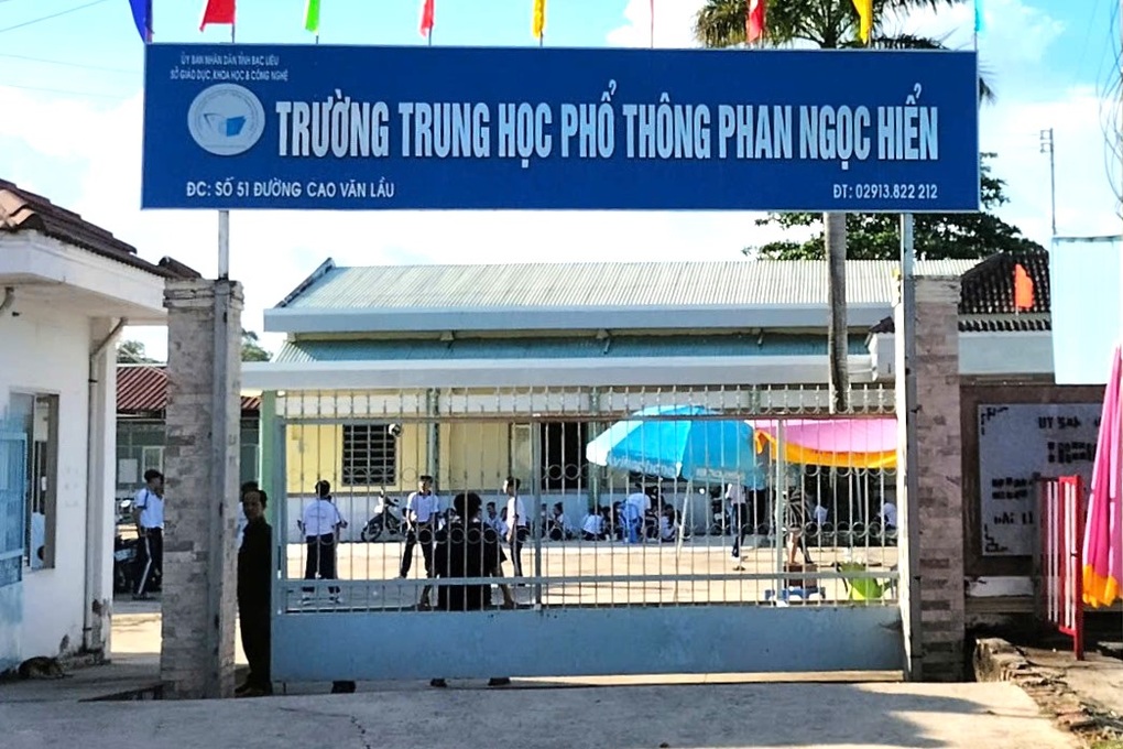 Hiệu trưởng trường THPT bị tố buông lỏng quản lý, thu tiền sai quy định - 1