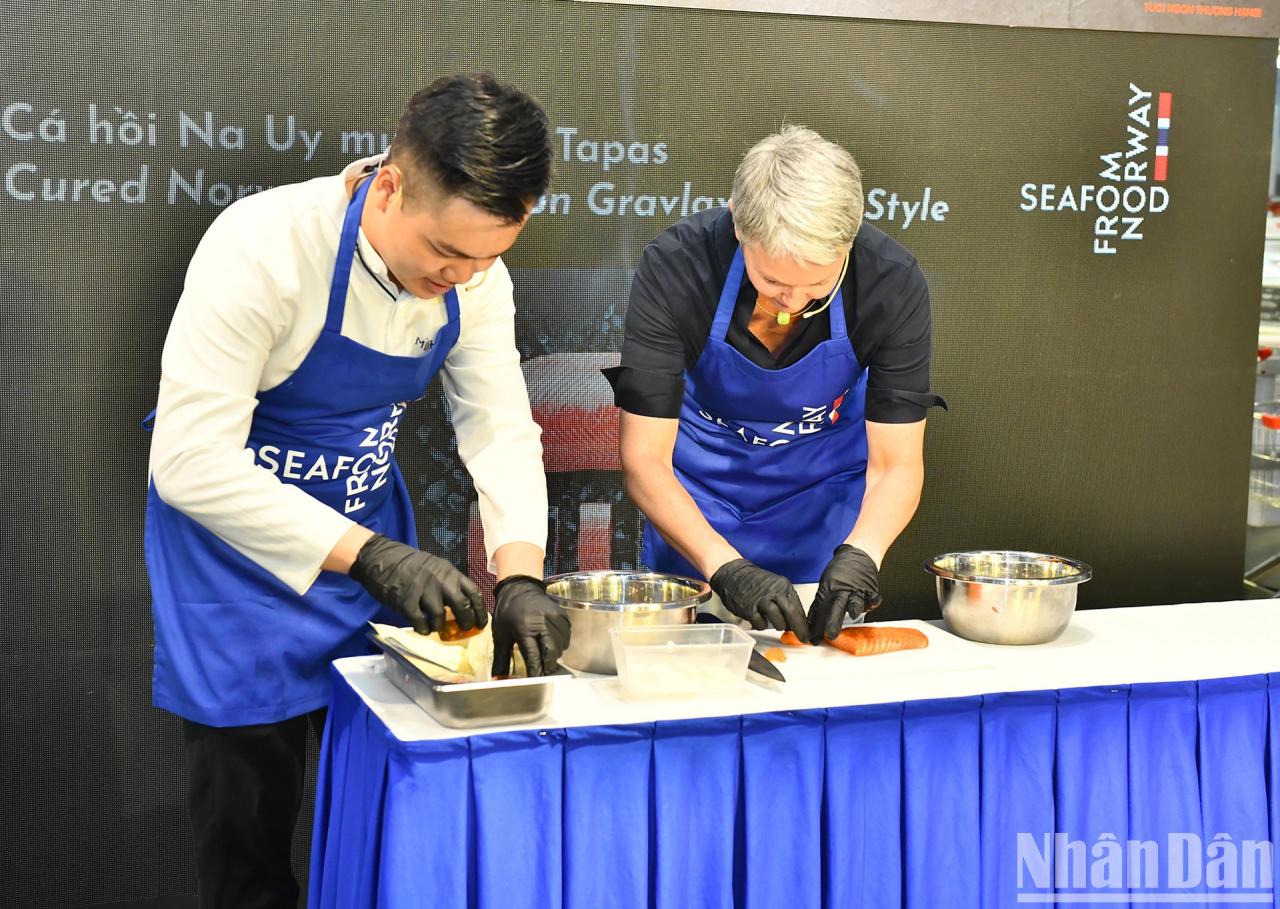 [Photo] Norwegian Ambassador prepares salmon dish for guests photo 4