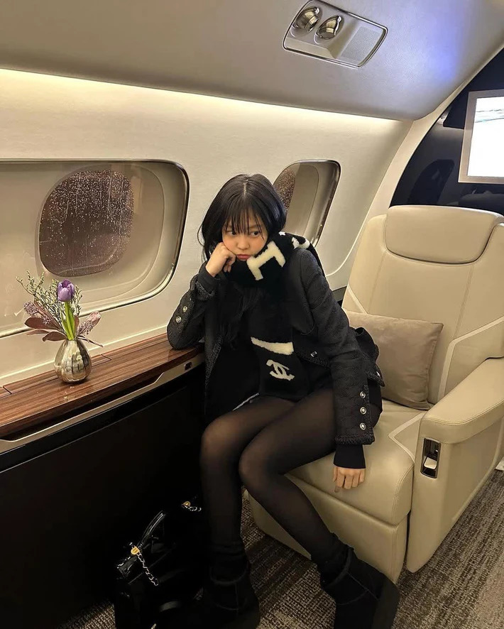 Bild von Jennie im Privatjet auf Reisen zwischen den Standorten.