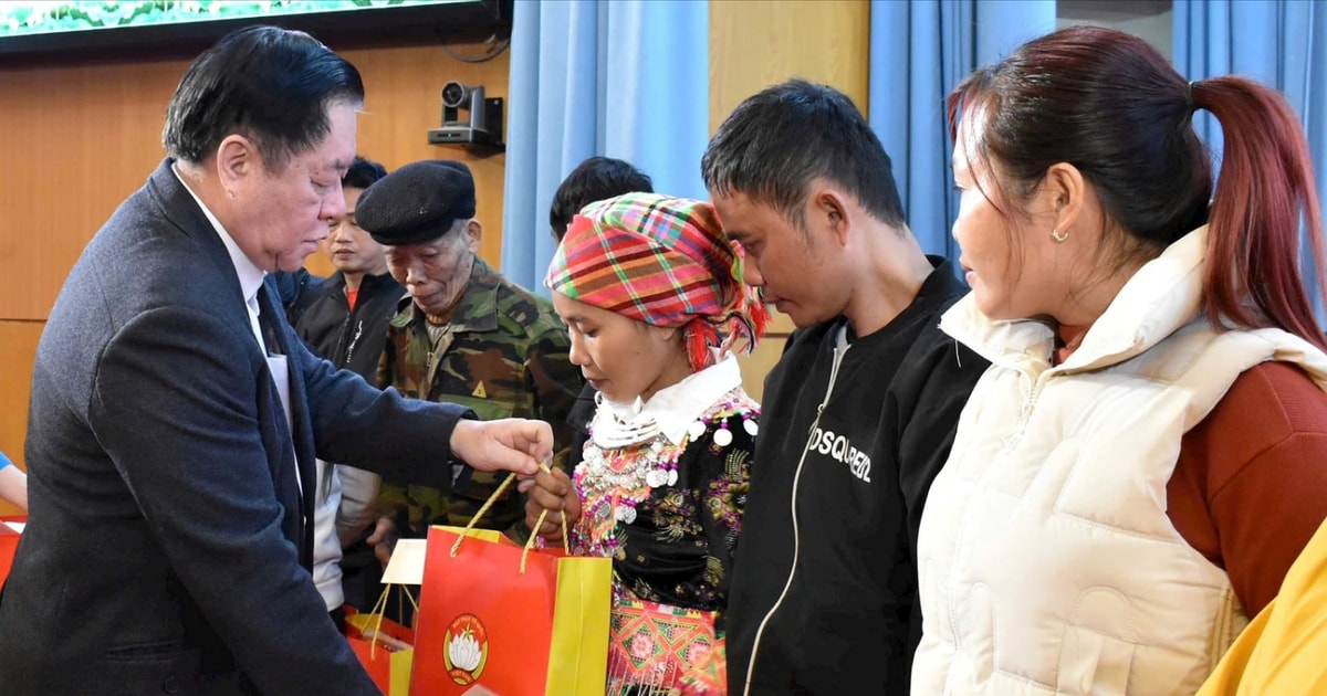 Head of the Central Propaganda Department Nguyen Trong Nghia visited and presented Tet gifts to policy families and poor households in Tuyen Quang