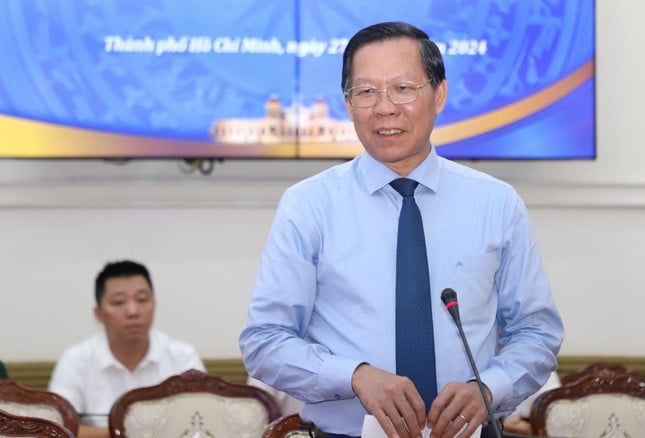 Chairman of Ho Chi Minh City People's Committee appoints many district chairmen and deputy directors of departments photo 3