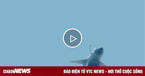 China's J-10 fighter jets attack ground targets with live ammunition