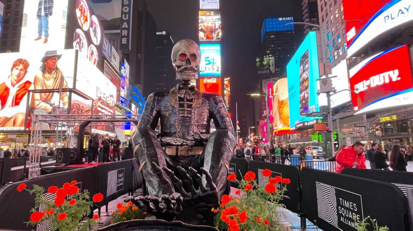 Đêm ở Quảng trường Thời đại, New York, trước  lễ Halloween.