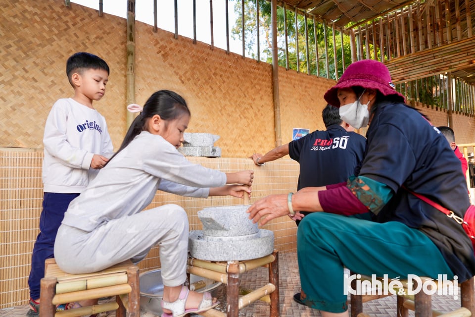 តូប​សិប្បកម្ម​ក្នុង​ភូមិ​ជា​ច្រើន​ផ្តល់​បទ​ពិសោធ​សម្រាប់​អ្នក​ស្រុក និង​ភ្ញៀវ​ទេសចរ។ កុមារចូលរួមក្នុងបទពិសោធន៍នៃការកិនម្សៅជាមួយបាយអថ្ម។