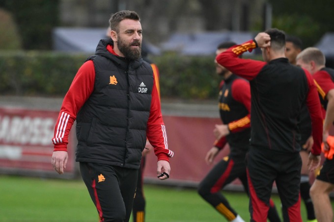 De Rossi directs Roma players at Trigoria training ground on January 17. Photo: asroma.it