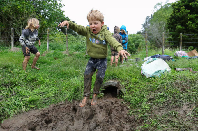 Schüler von Bush Sprouts spielen auf der Battle Hill Farm außerhalb von Wellington, der Hauptstadt Neuseelands. Foto: Guardian