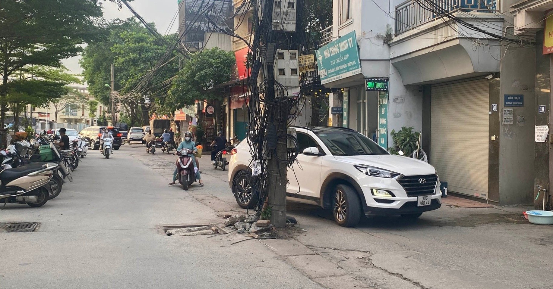 Heavy electric poles block roads in the capital