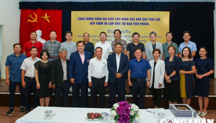 La Fédération des journalistes thaïlandais visite et travaille au journal Tien Phong