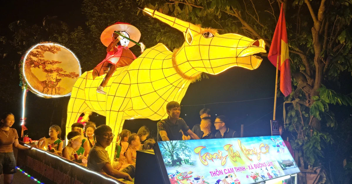 Attractive Mid-Autumn Festival night in ancient village - Duong Lam Xu Doai