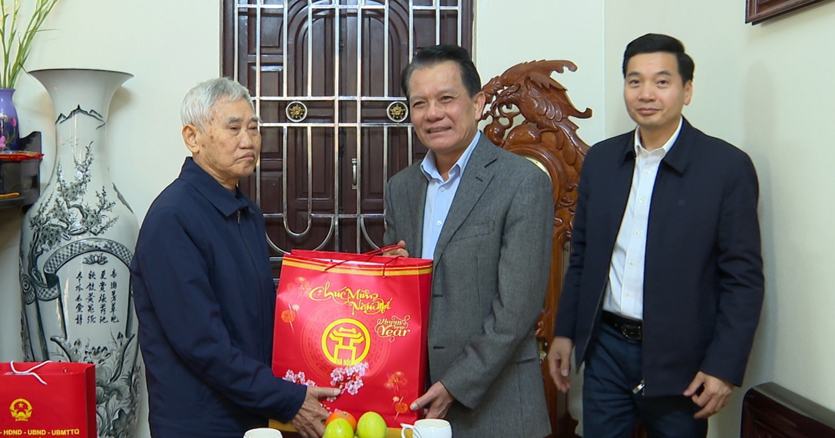 Hanoi City leaders visit and give gifts to policy families in Gia Lam